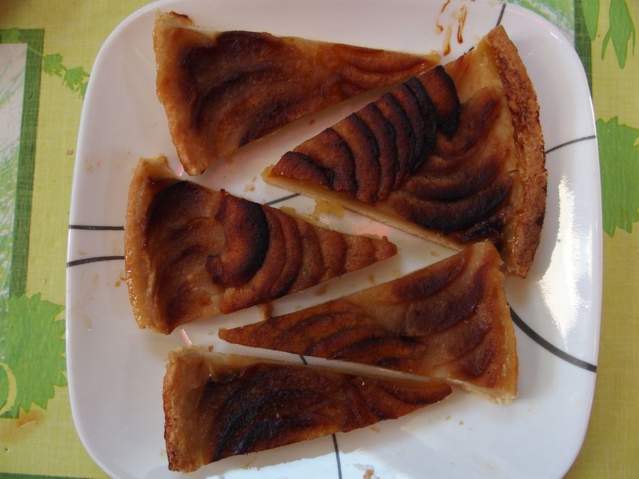 Dnes nvnapja, tarte aux pommes az asztalra
